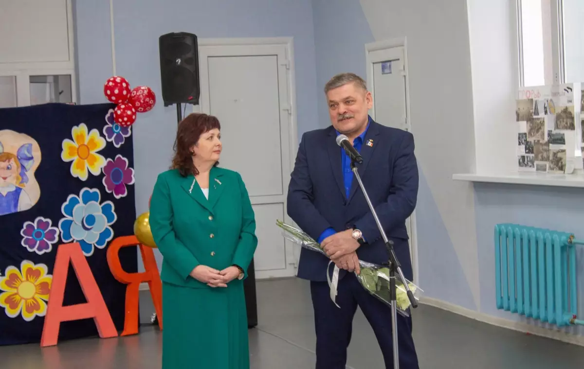 Обновлённую школу в Пестове посетили депутаты облдумы Светлана Воронова и Сергей Тихомиров.