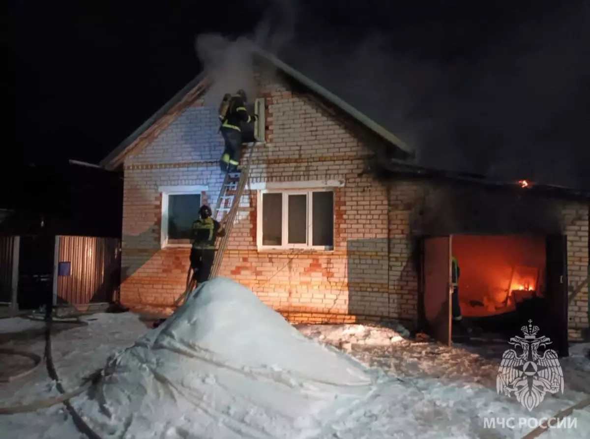 В 00:50 2 февраля пожар был ликвидирован. Повреждена кровля дома и внутренняя отделка