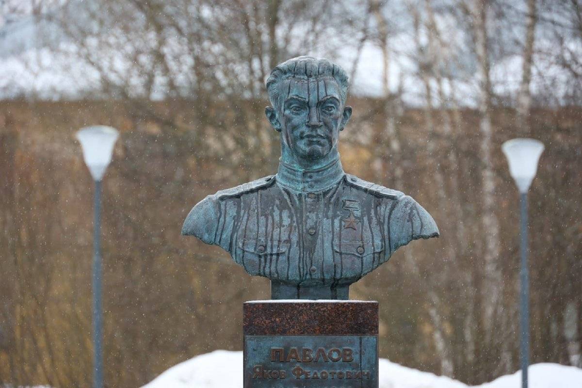 Яков Павлов принимал участие в оборонительных боях на подступах к Сталинграду и в самом городе.
