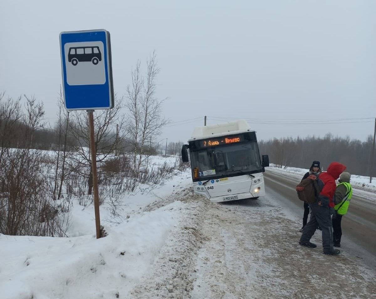 При помощи технического автомобиля автобус эвакуировали из сугроба.