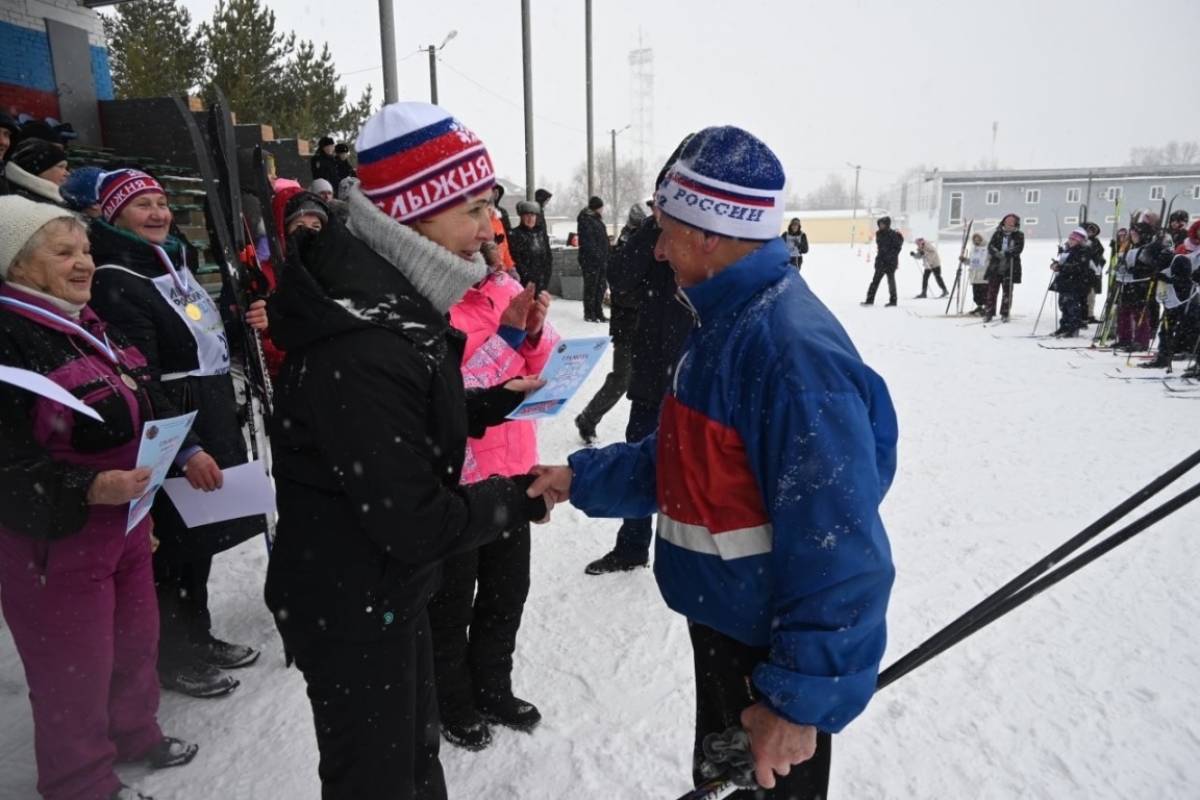 Самыми опытными участниками «Лыжни России» в Старой Руссе стали Пётр Бубнов и Ольга Митрофанова, которым в этом году исполняется 85 лет.