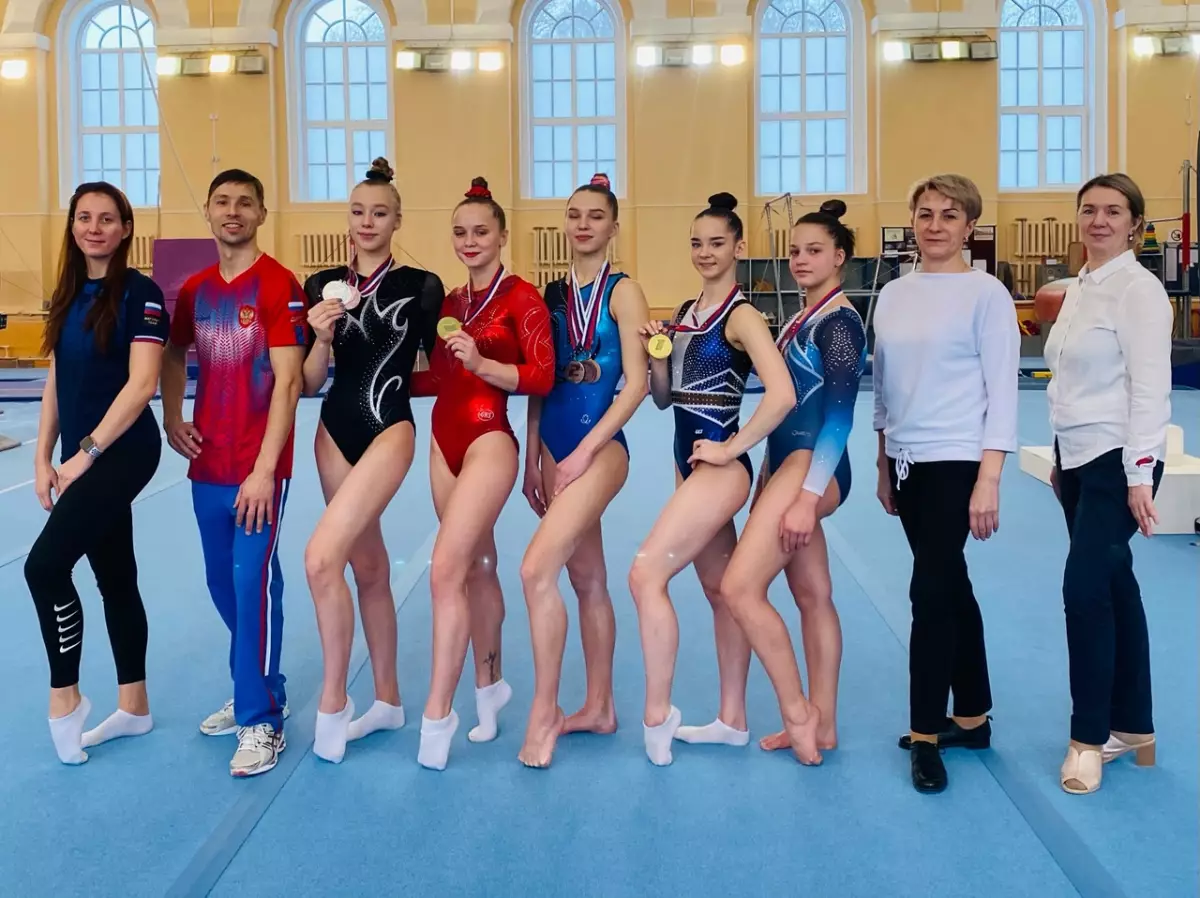 Новгородские гимнастки тренируются под руководством Антона Крапивина, Галины Заяц, Елены Рубцовой и Марии Абрамовой.