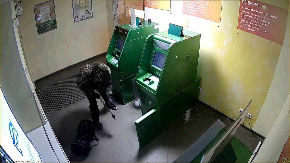 В банкомате в момент нападения хранились около 3 миллионов рублей.