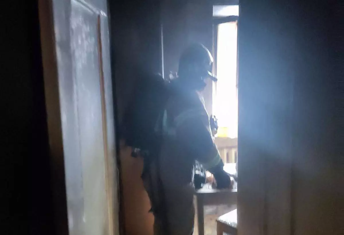По прибытию установлено, что горит комната в трёхкомнатной нежилой квартире