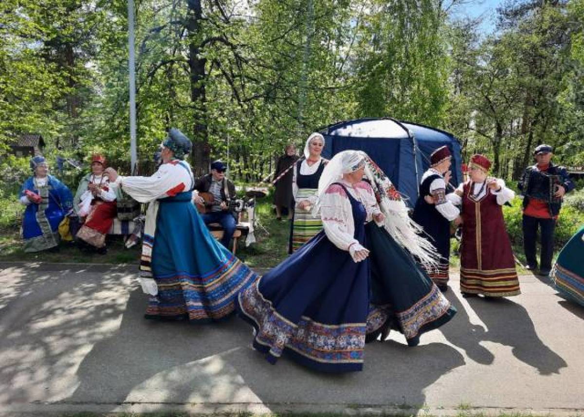 Народный фольклорный ансамбль «Зарянка» знает, как танцевать кадриль.