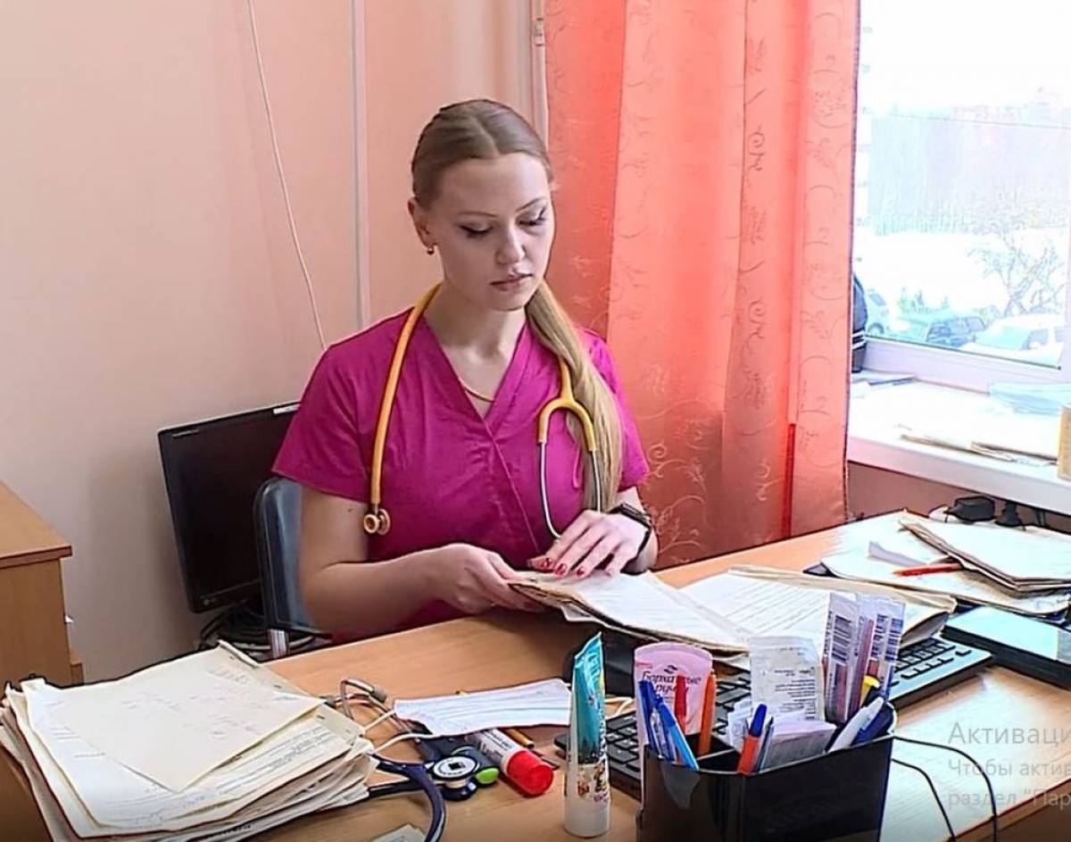 В первой половине дня Евгения работает ординатором педиатрического отделения Областной детской клинической больницы.
