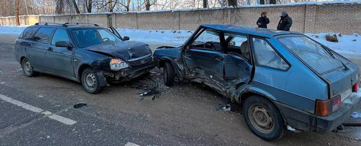 Водитель «ВАЗа» и 63-летний пассажир получили телесные повреждения.