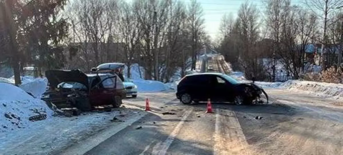 В ДТП пострадали водитель «ВАЗа» и его пассажирка.