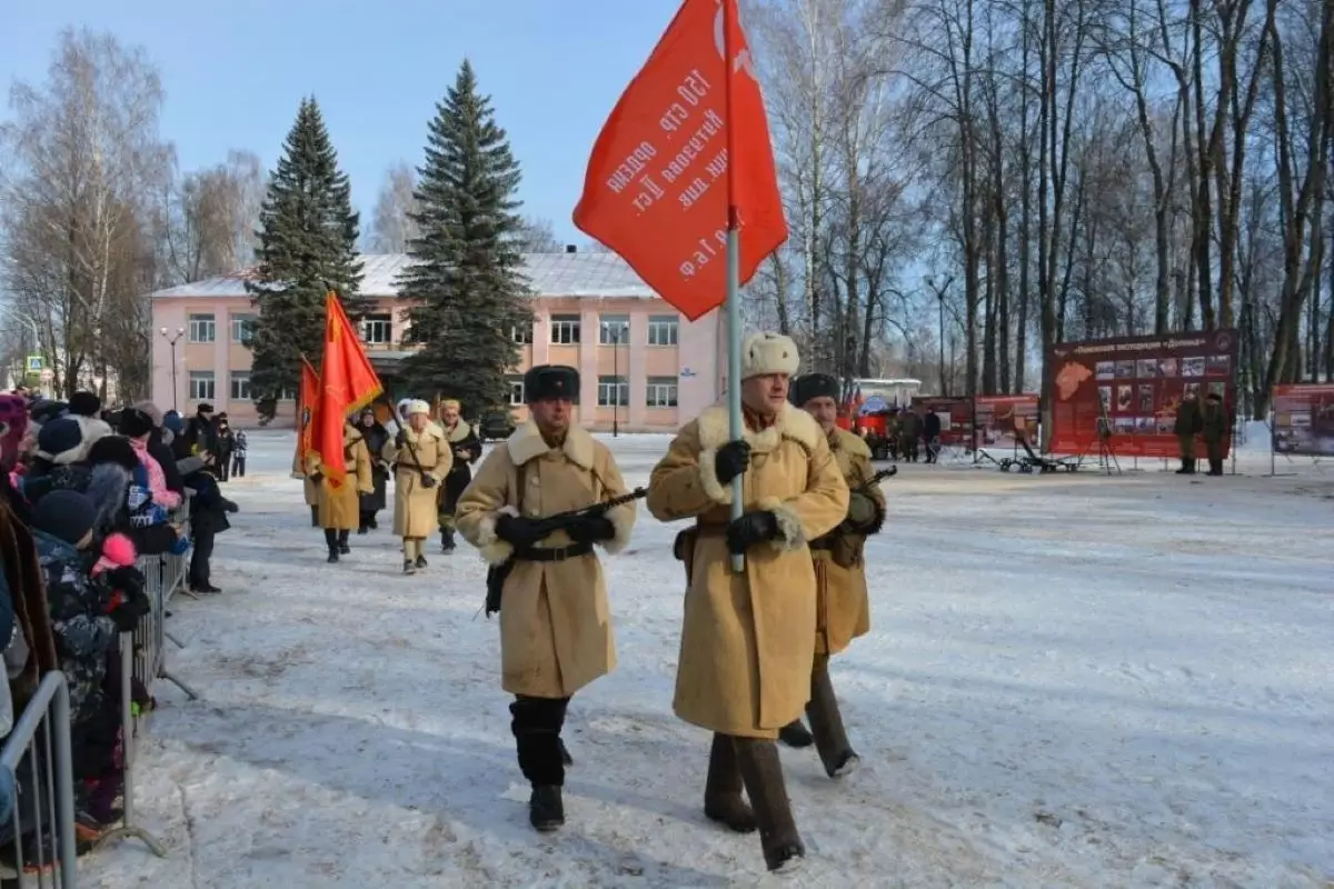 На центральную площадь посёлка бойцы поискового отряда «Демянск» внесли Знамя Победы.