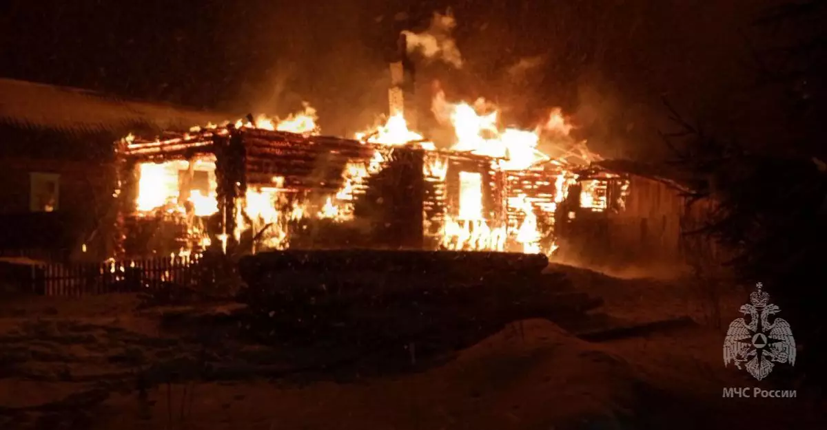 Гориел частный жилой дом открытым пламенем, имелась угроза соседнему дому в 10 метрах