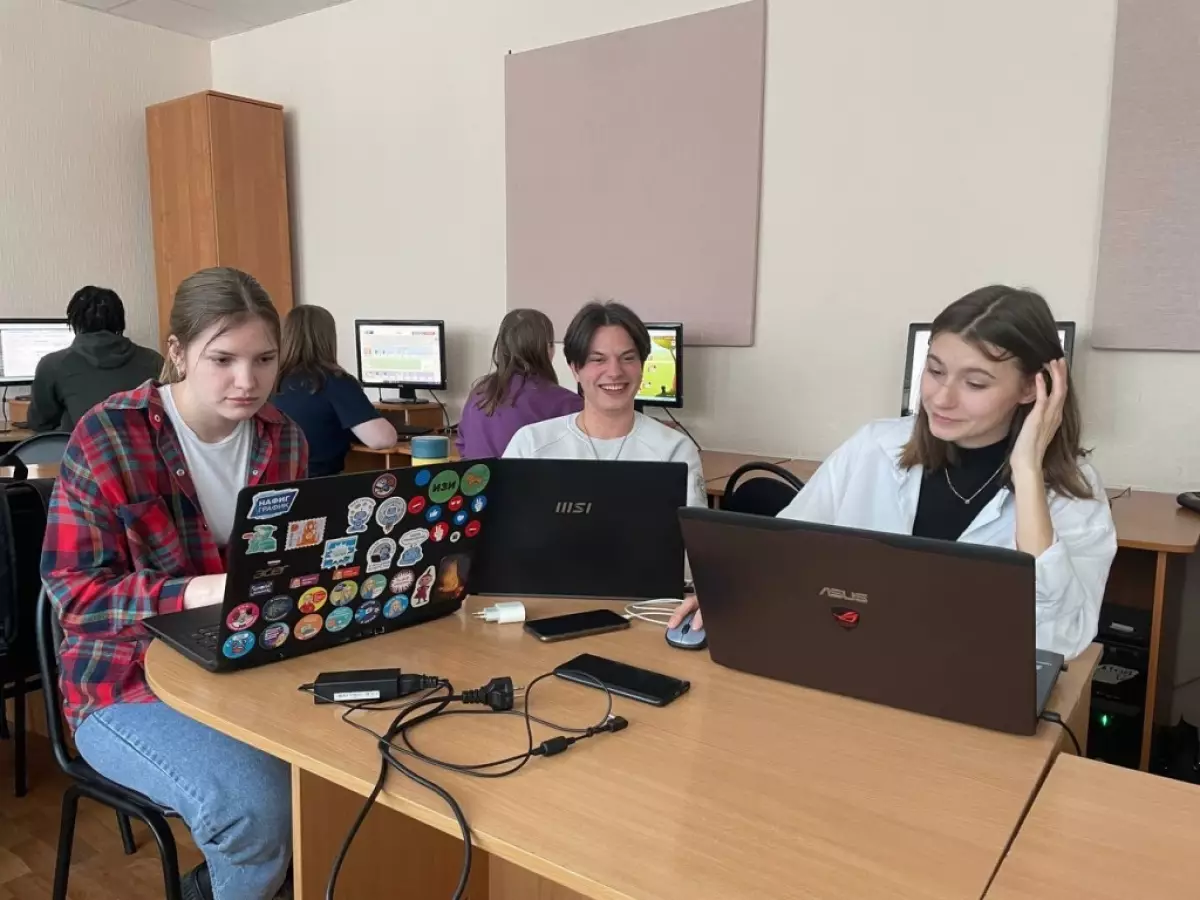 Во время стажировки в ОЭЗ «Новгородская» студенты будут работать без отрыва от учёбы и получать зарплату 20 тысяч рублей.