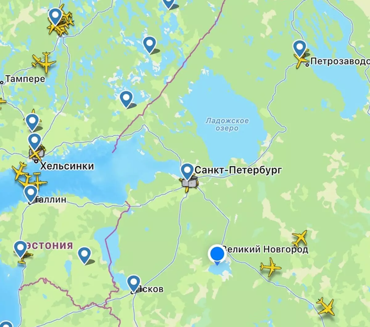 По данным сервиса Flightradar, гражданские самолёты не приближаются к Санкт-Петербургу.