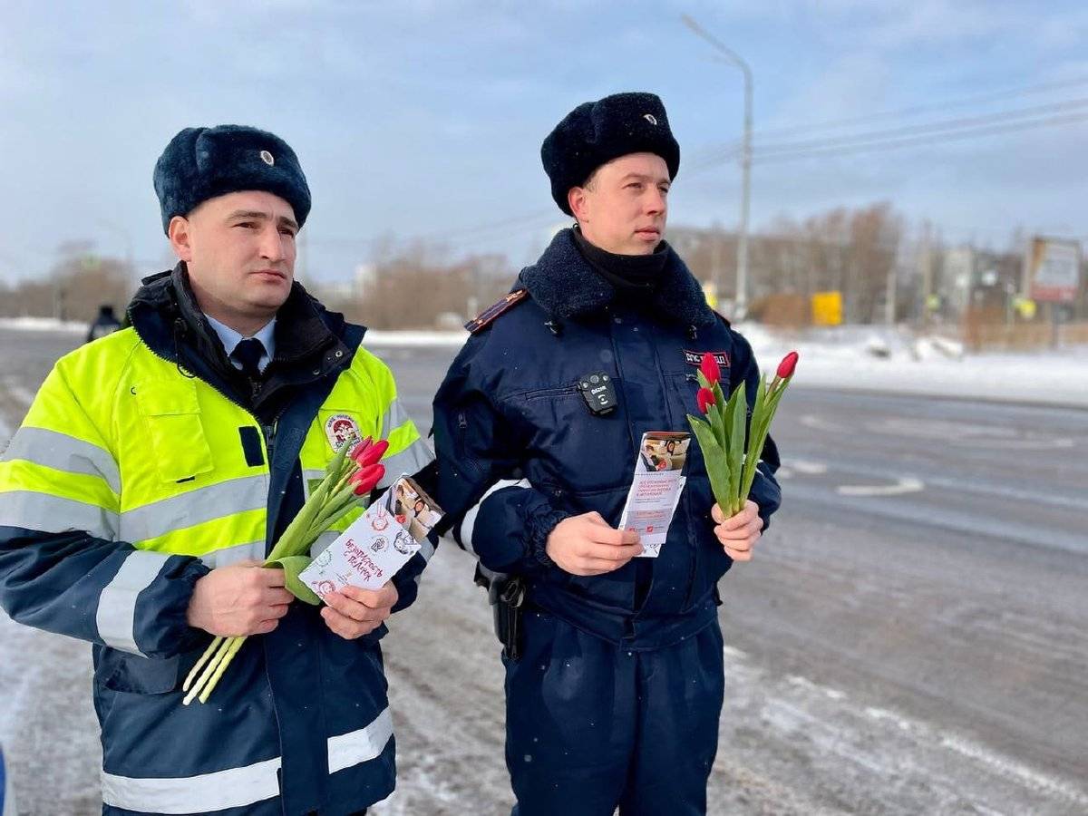 Автолюбительницам вручали тюльпаны и памятки о мерах безопасности на дорогах.