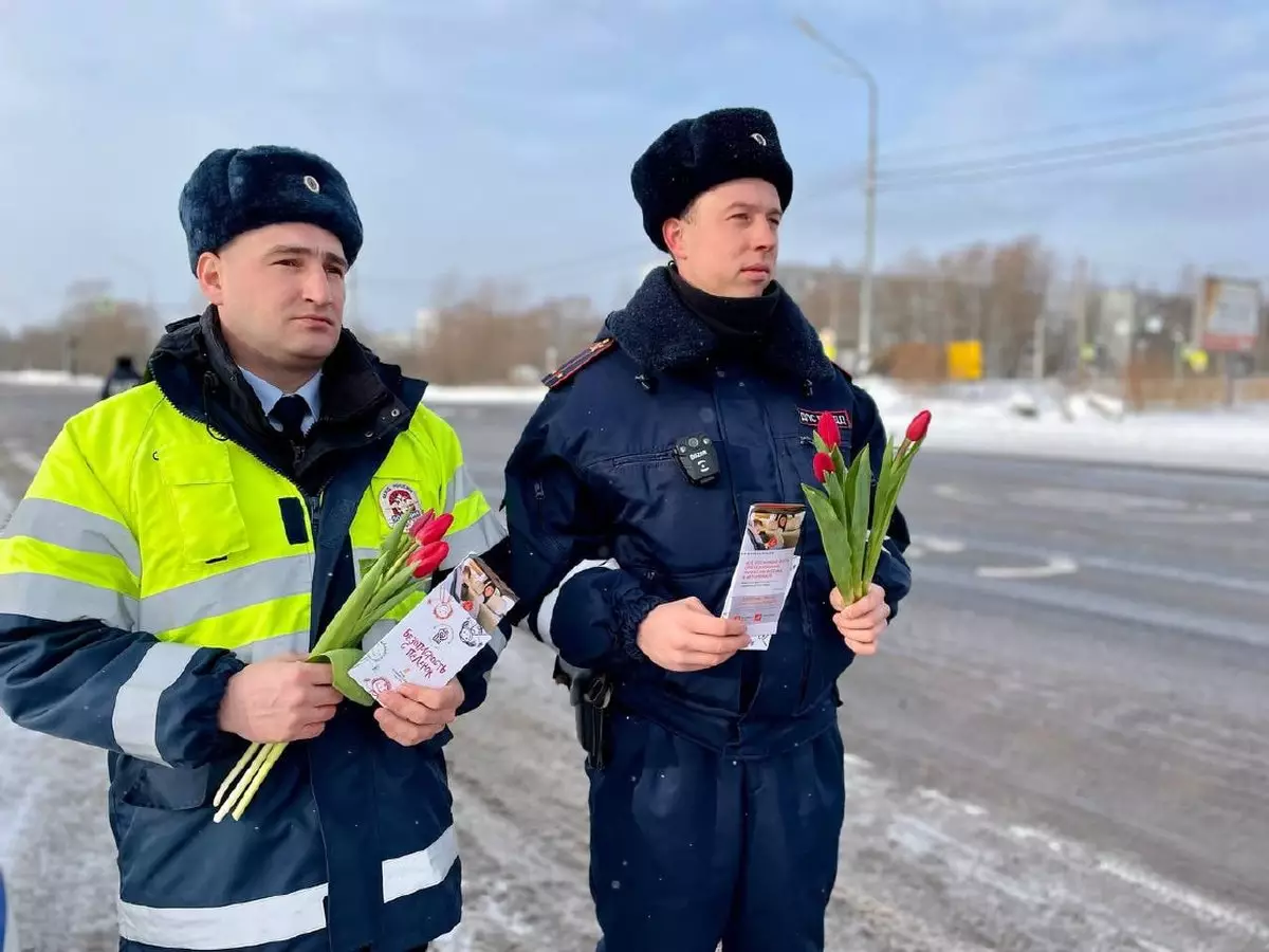 Автолюбительницам вручали тюльпаны и памятки о мерах безопасности на дорогах.