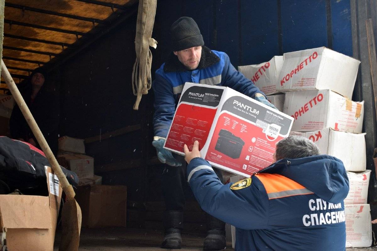 В состав гуманитарной помощи вошла техника для военнослужащих, стройматериалы, продукты для жителей Васильевского района.