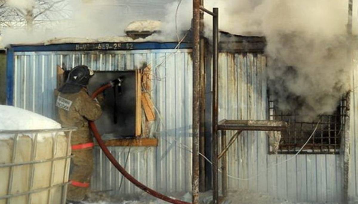 Причину возгорания в строительной бытовке в Пестове сейчас устанавливают органы дознания.