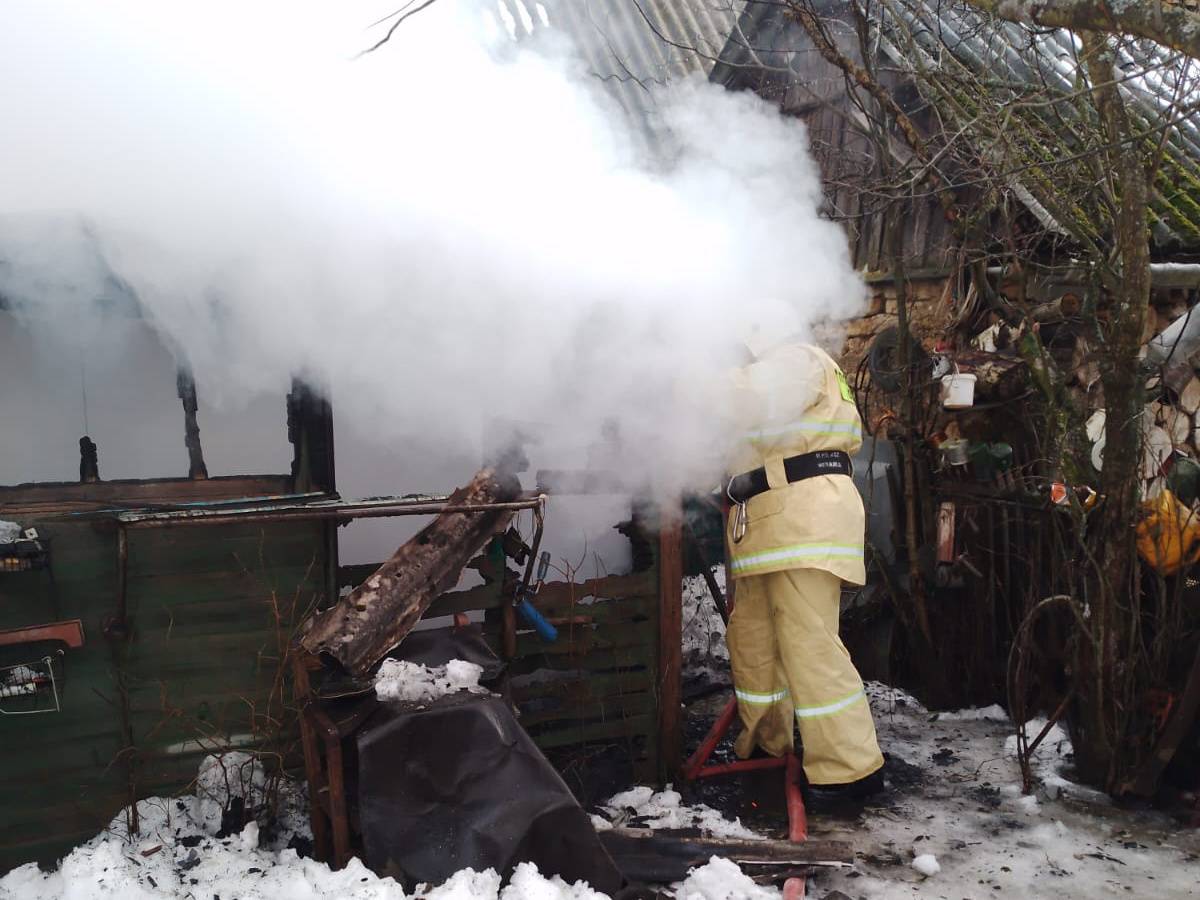 К моменту прибытия пожарных машин частный жилой дом горел открытым пламенем.