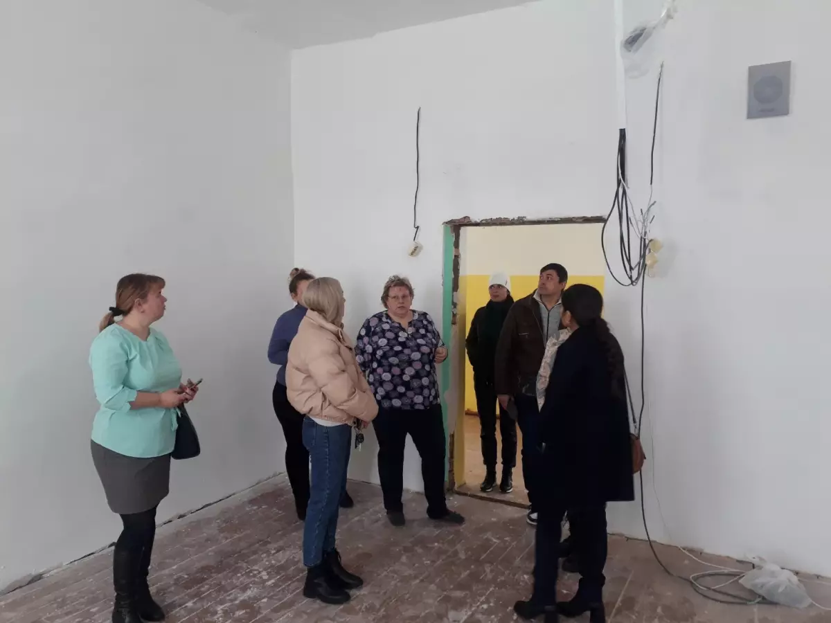 Директор школы Юлия Маслова рассказывает родителям о ходе ремонта.