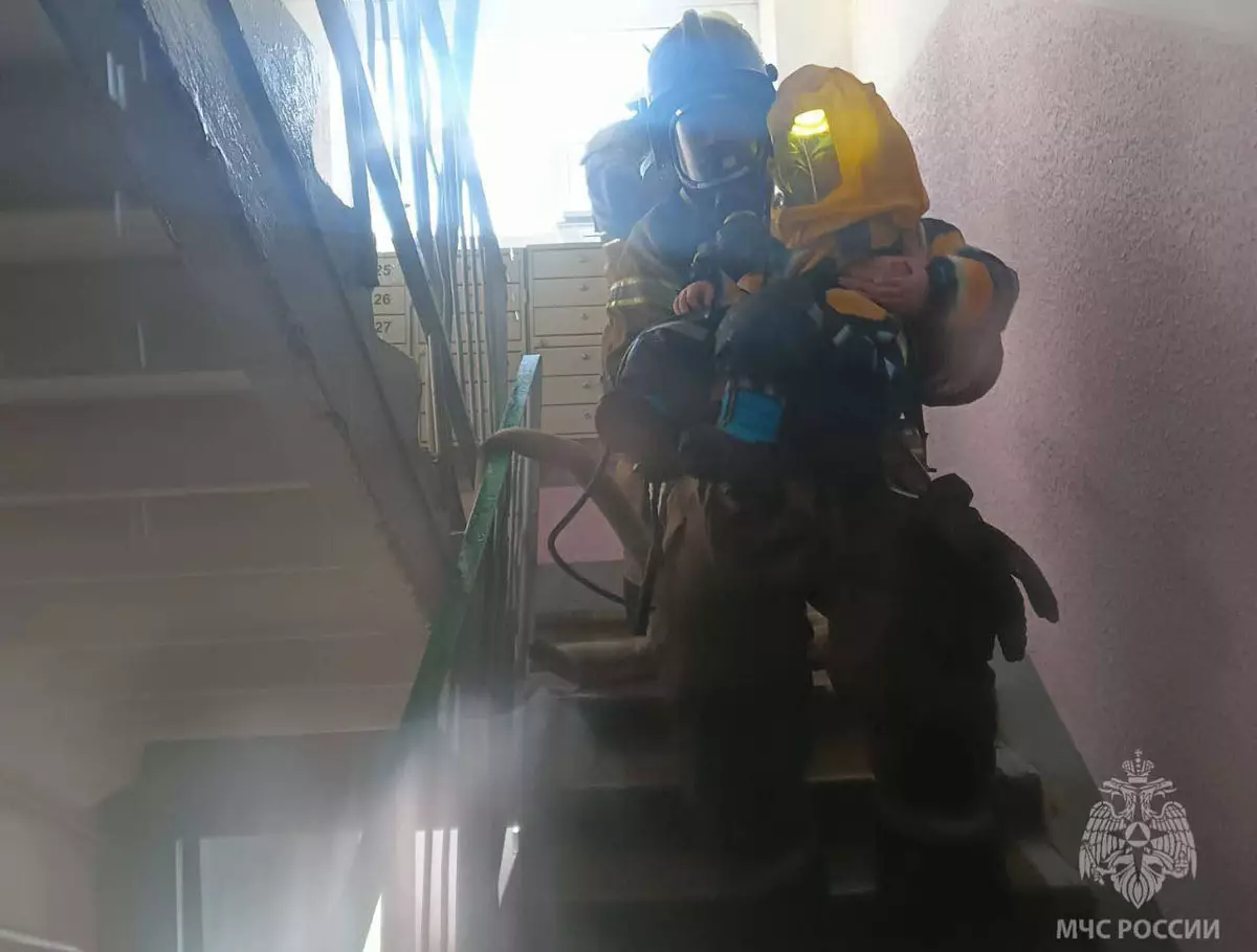 На момент прибытия пожарно-спасательных подразделений горело в квартире на третьем этаже, наблюдалось сильное задымление в подъезде
