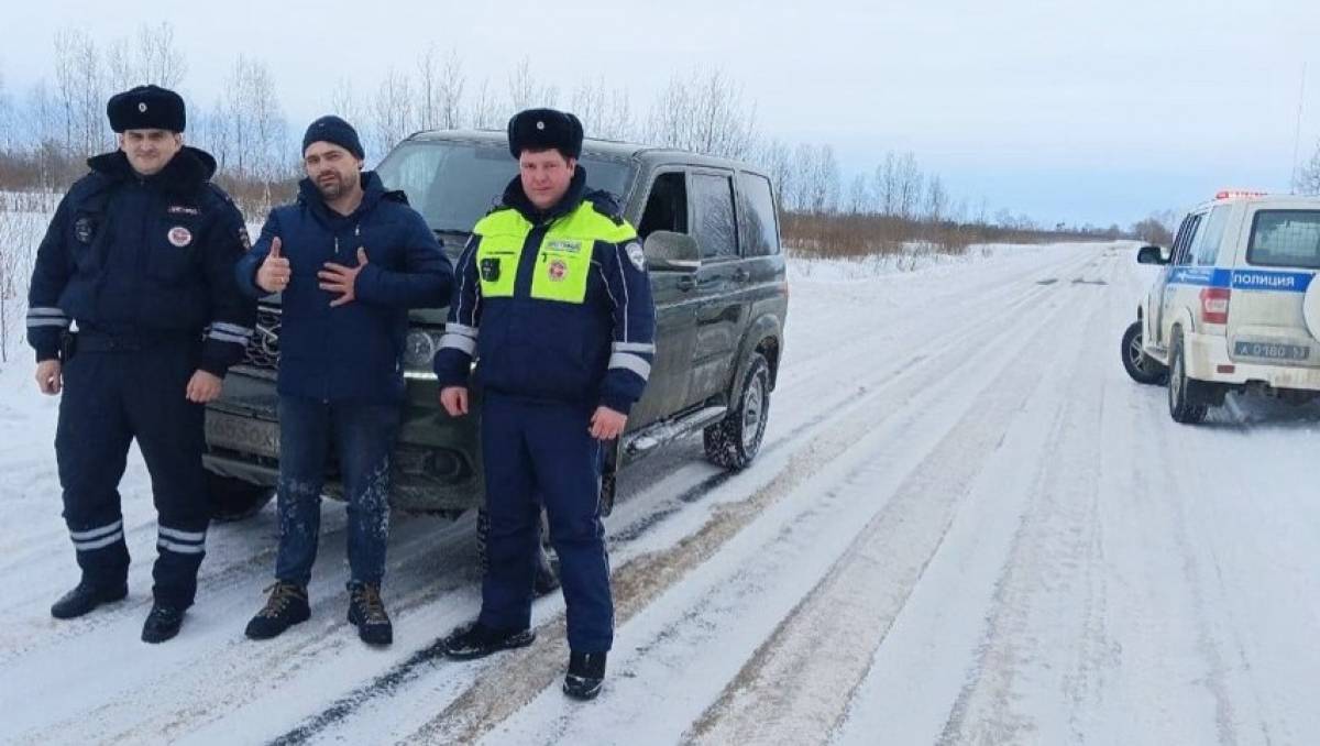Лейтенанты полиции Владимир Макаренко и Олег Игнатьев вытащили из кювета машину, на которой ехал редактор федеральной телерадиокомпании с детьми.