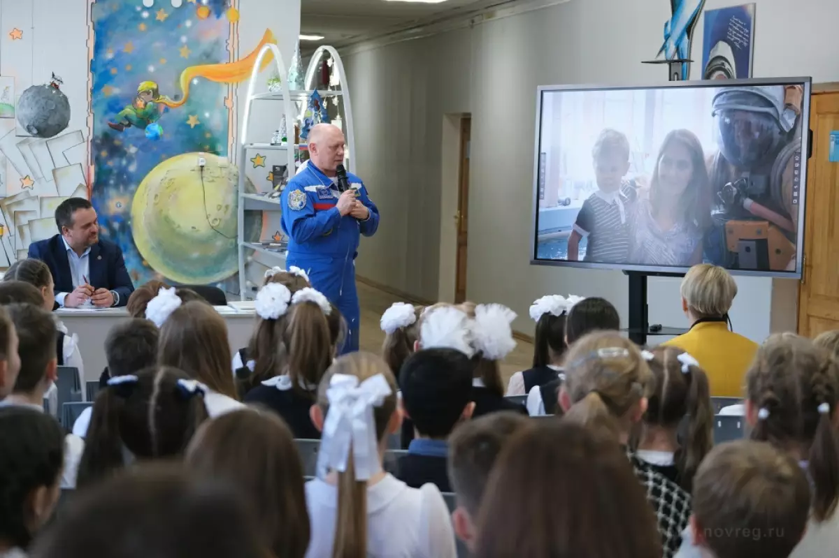 Космонавт рассказал школьникам, что сейчас проектируется новая орбитальная станция.