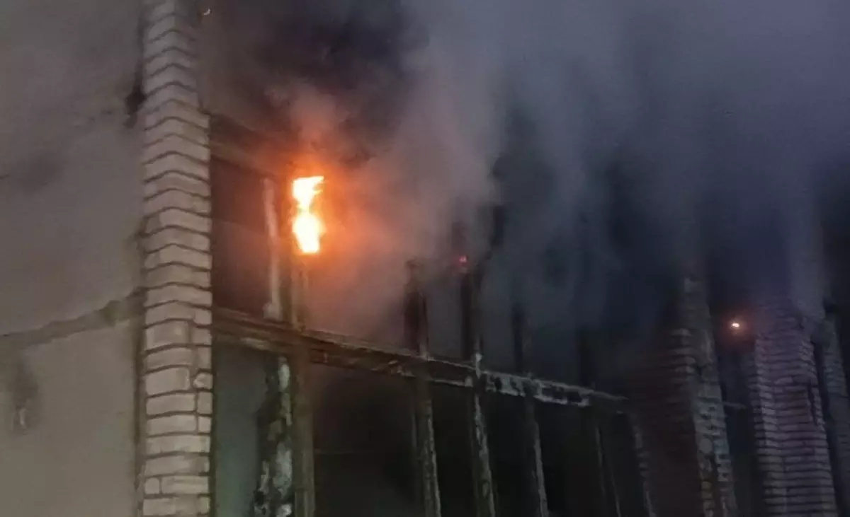 Огнём повреждена внутренняя отделка здания.