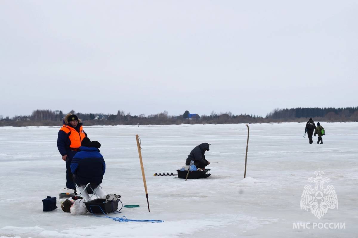 Запрет выезда на лёд водных объектов действует на всей территории Новгородской области.