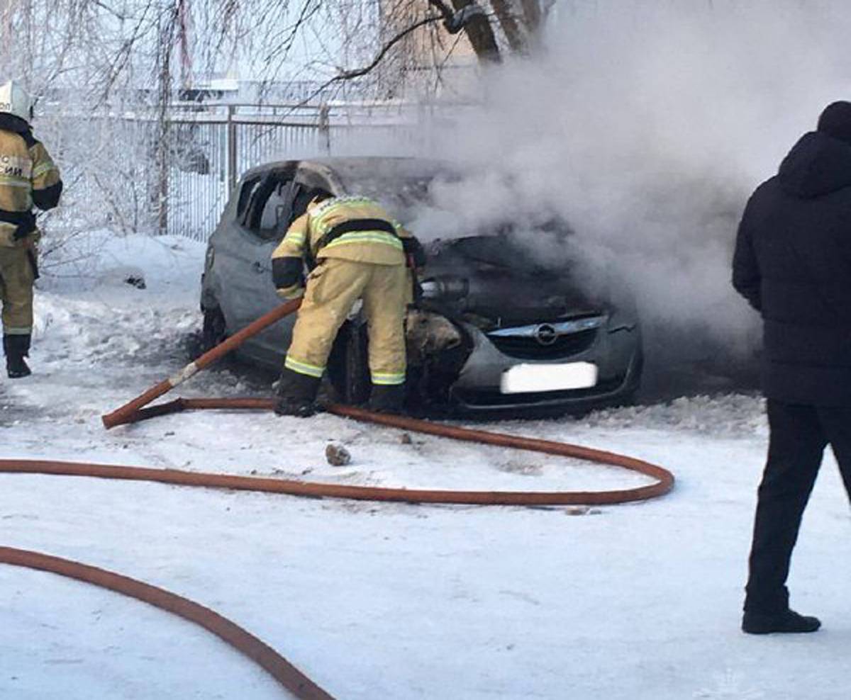 На момент прибытия подразделений противопожарной службы области было установлено, что  открытым пламенем горит легковой автомобиль