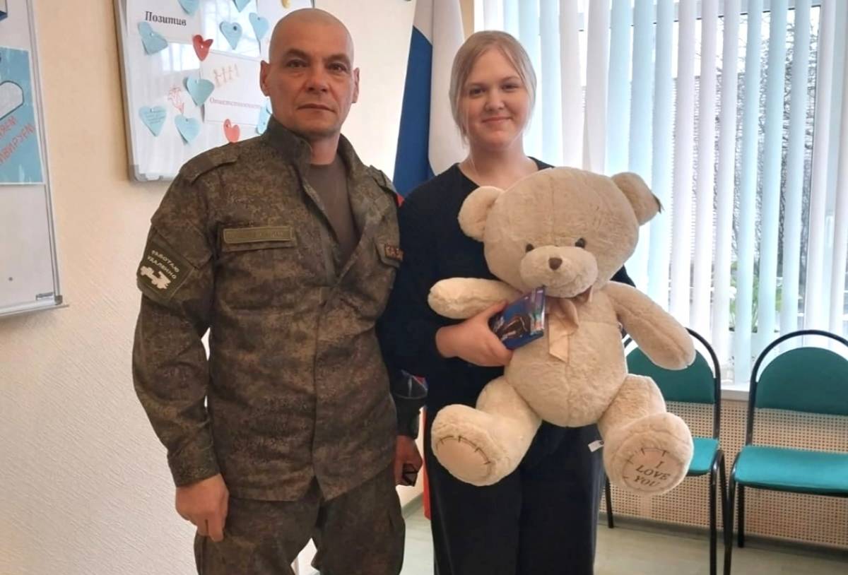 Александр Жиляев подарил Ксении Ларионовой большого медведя с бантом, на котором оставил номер своего телефона и сказал, что всегда готов оказать помощь.