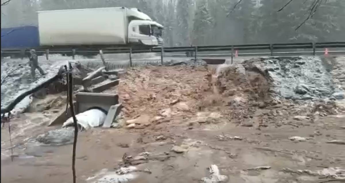 Трассу М-10 в Крестецком районе перекрыли из-за подтопления