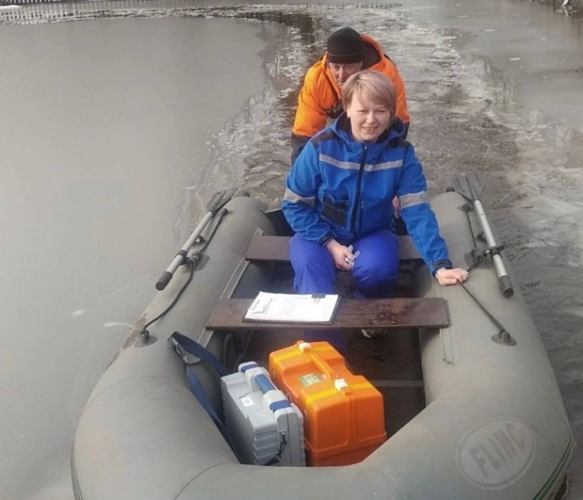 Лодки новгородская область. Наводнение. Затопленная лодка. Подтопление. Фото скорой помощи.