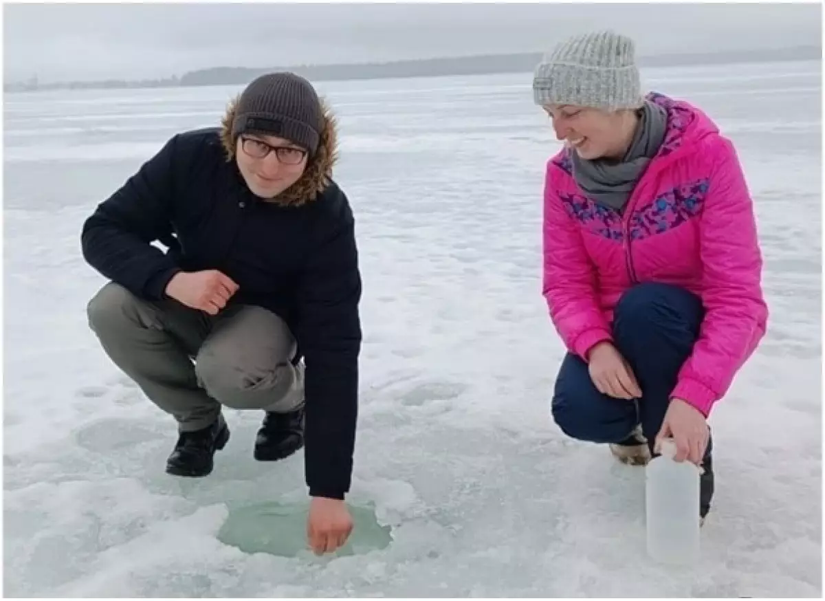 Сотрудники ГЕОХИ РАН на протяжении 8 лет осуществляют отбор снега для оценки возможных влияний локального и трансграничного переноса загрязняющих веществ .
