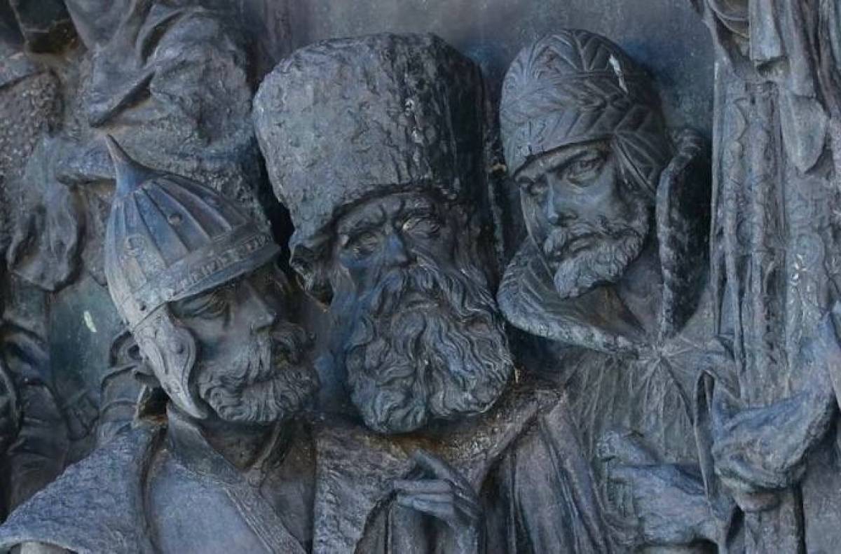 Воротынский помещен среди военных людей и героев на памятнике «Тысячелетие России».