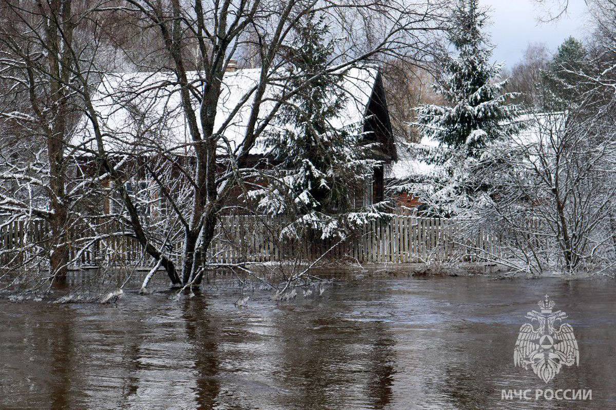 3 апреля в  посёлке Краснофарфорный уровень воды на гидропосте реки Волхов составил 443 см