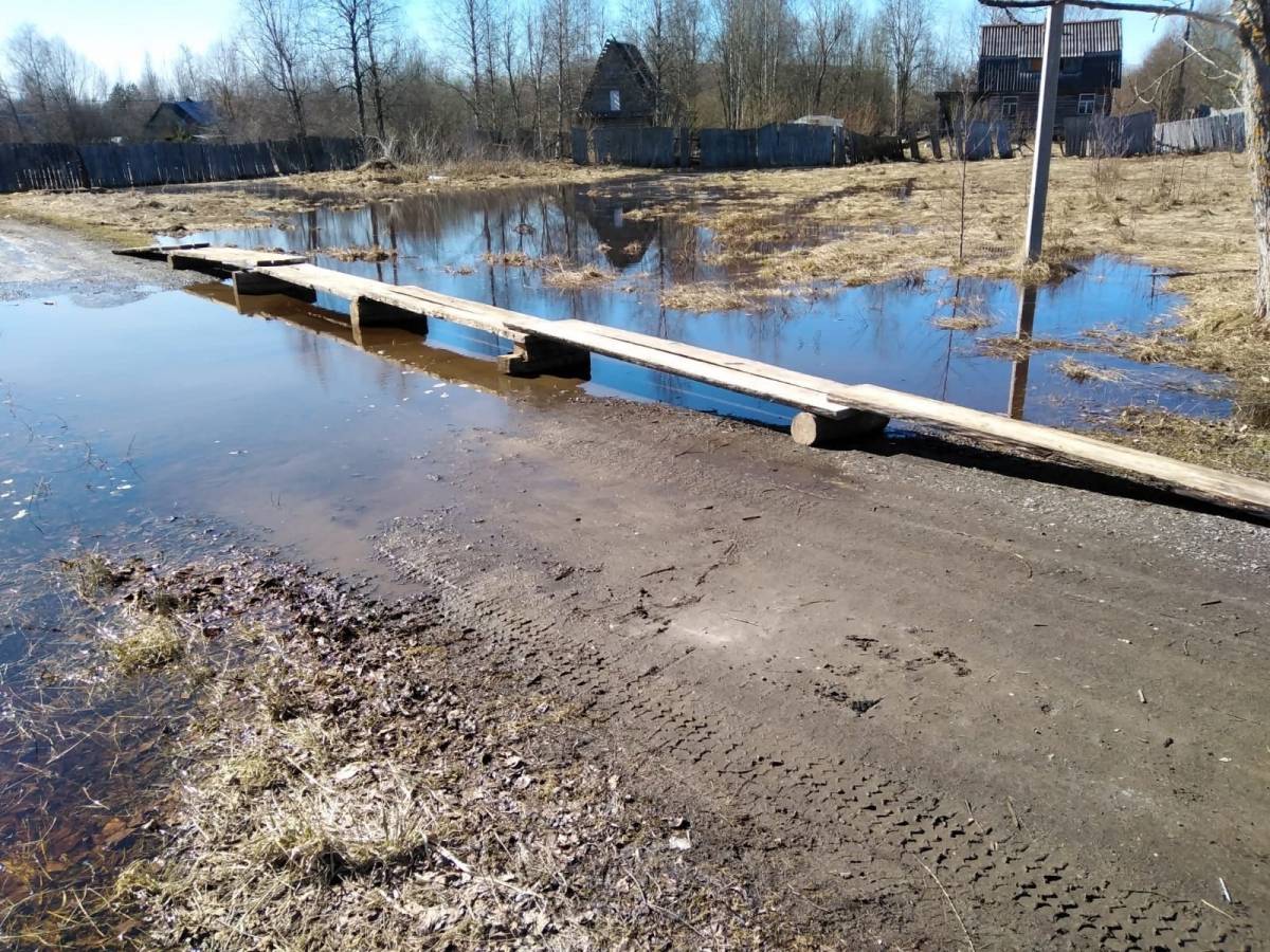 В посёлке Пролетарий Новгородского района установили 120 метров мостков.