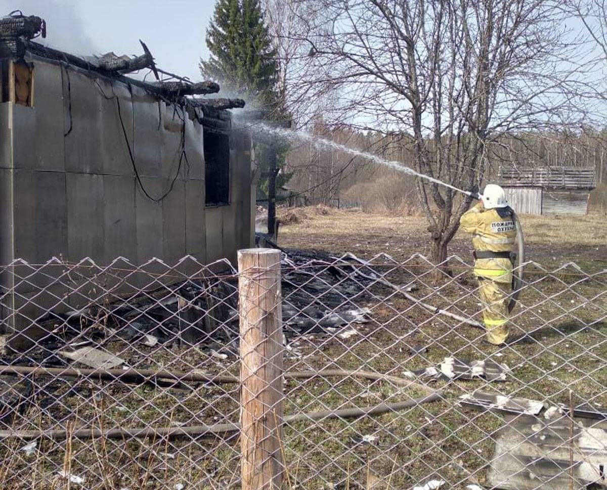 Пожарные спасли три хозяйственные постройки в пяти метрах от дома.