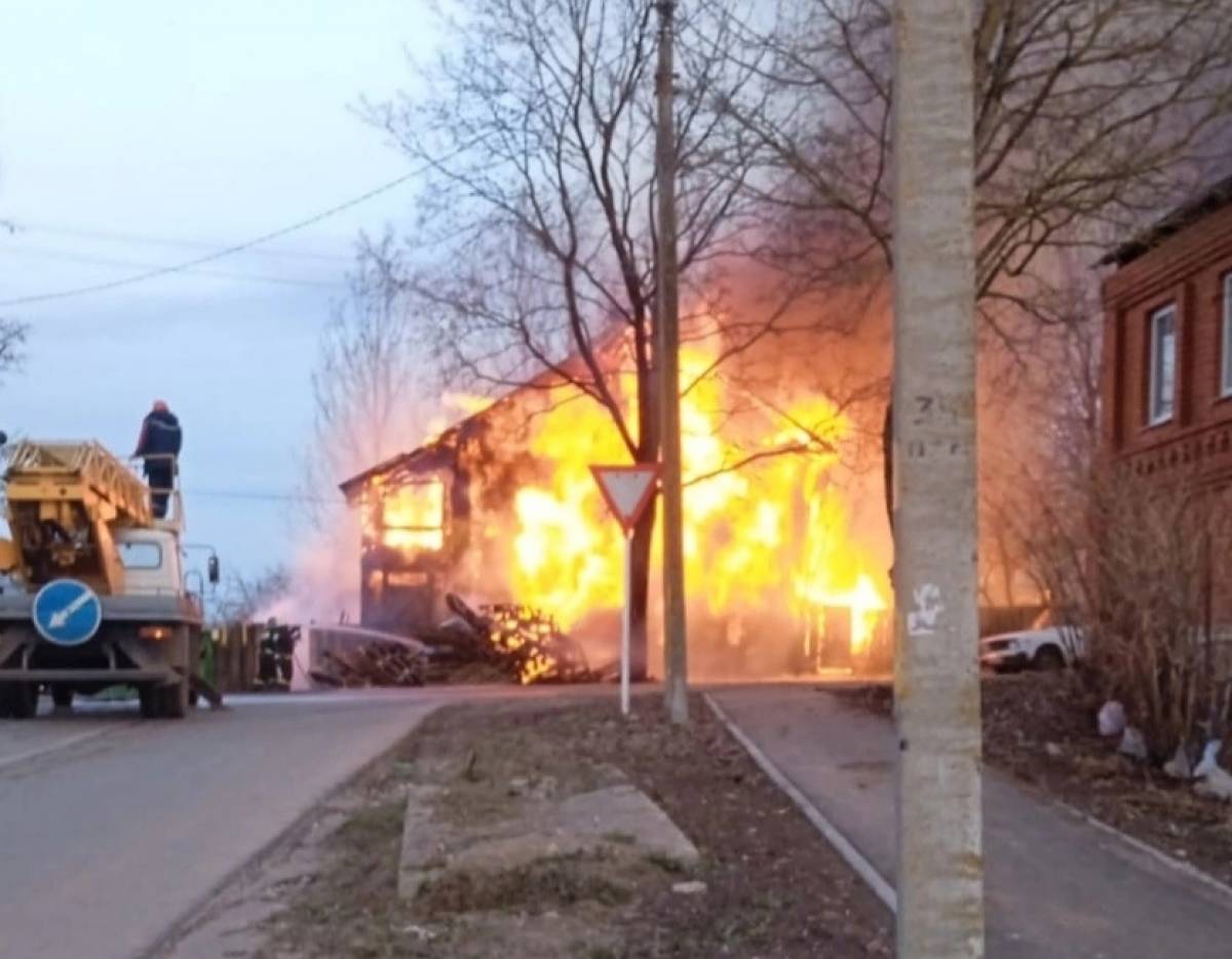 В ликвидации крупного пожара в Валдае участвуют три пожарных расчёта, а также газовая служба, электрики и полиция.