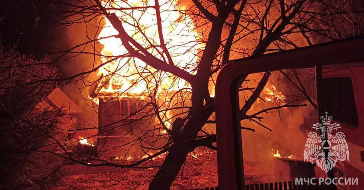 В результате пожара дом уничтожен, спасён дом в 20 метрах.