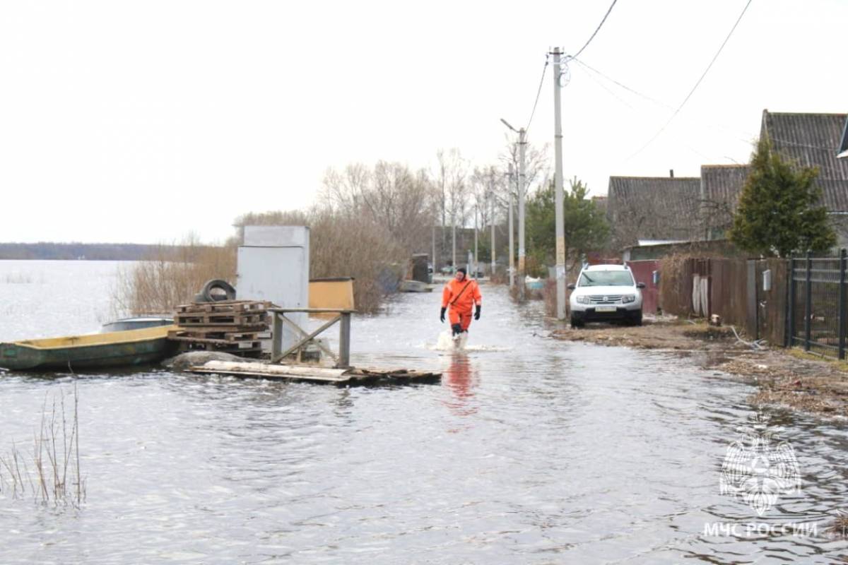 Уровень воды в реке Волхов достиг 628 см, превысив критическую отметку в 620 см.