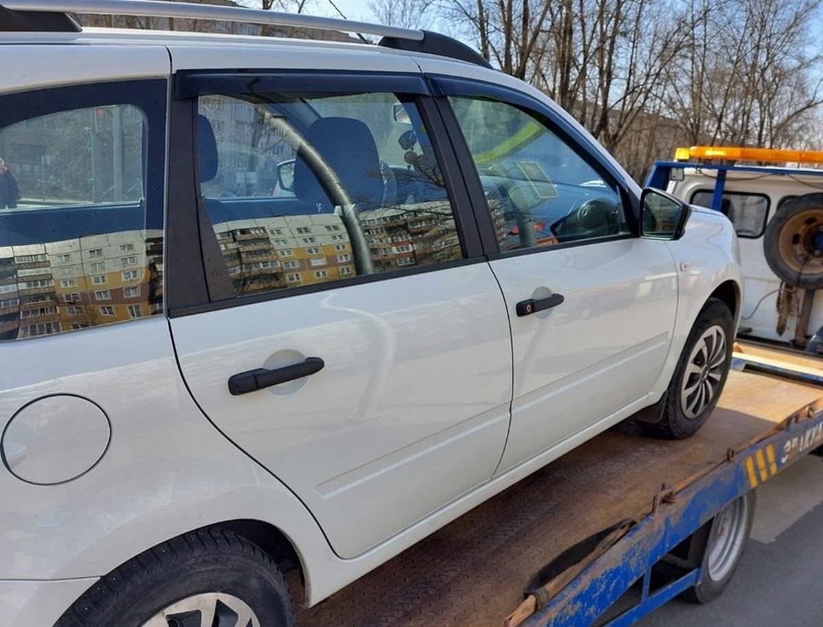 Несколько дней назад в Великом Новгороде арестовали автомобиль Lada Granta, его владелец задолжал более 350 тысяч рублей.