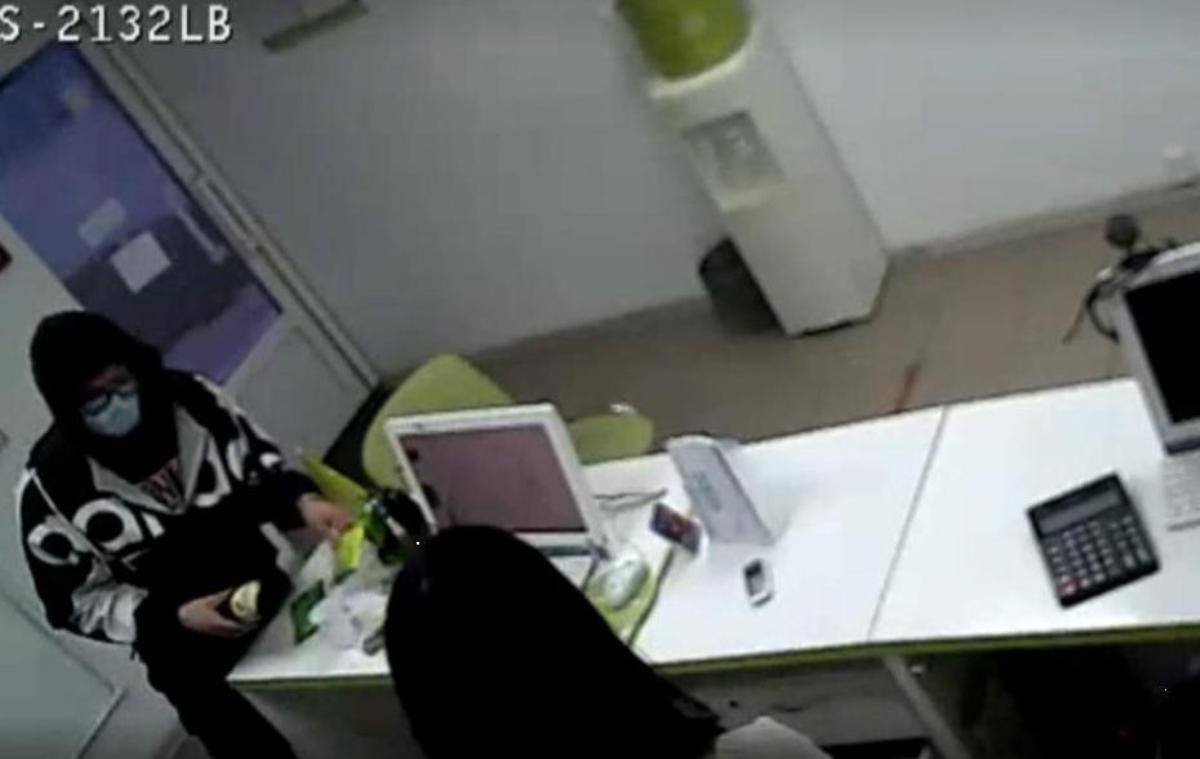 Мужчина, угрожая работнице микрофинансовой организации горлышком разбитой бутылки, похитил из офиса 30 тысяч рублей.