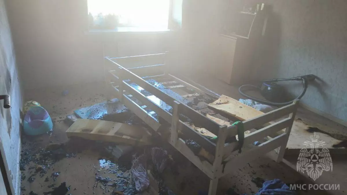 Огнём уничтожена кровать, закопчена квартира по всей площади.