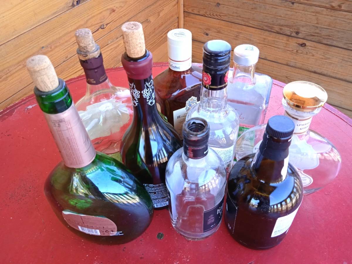 За пять дней в Новгородской области троица похитила почти 60 бутылок различного алкоголя.