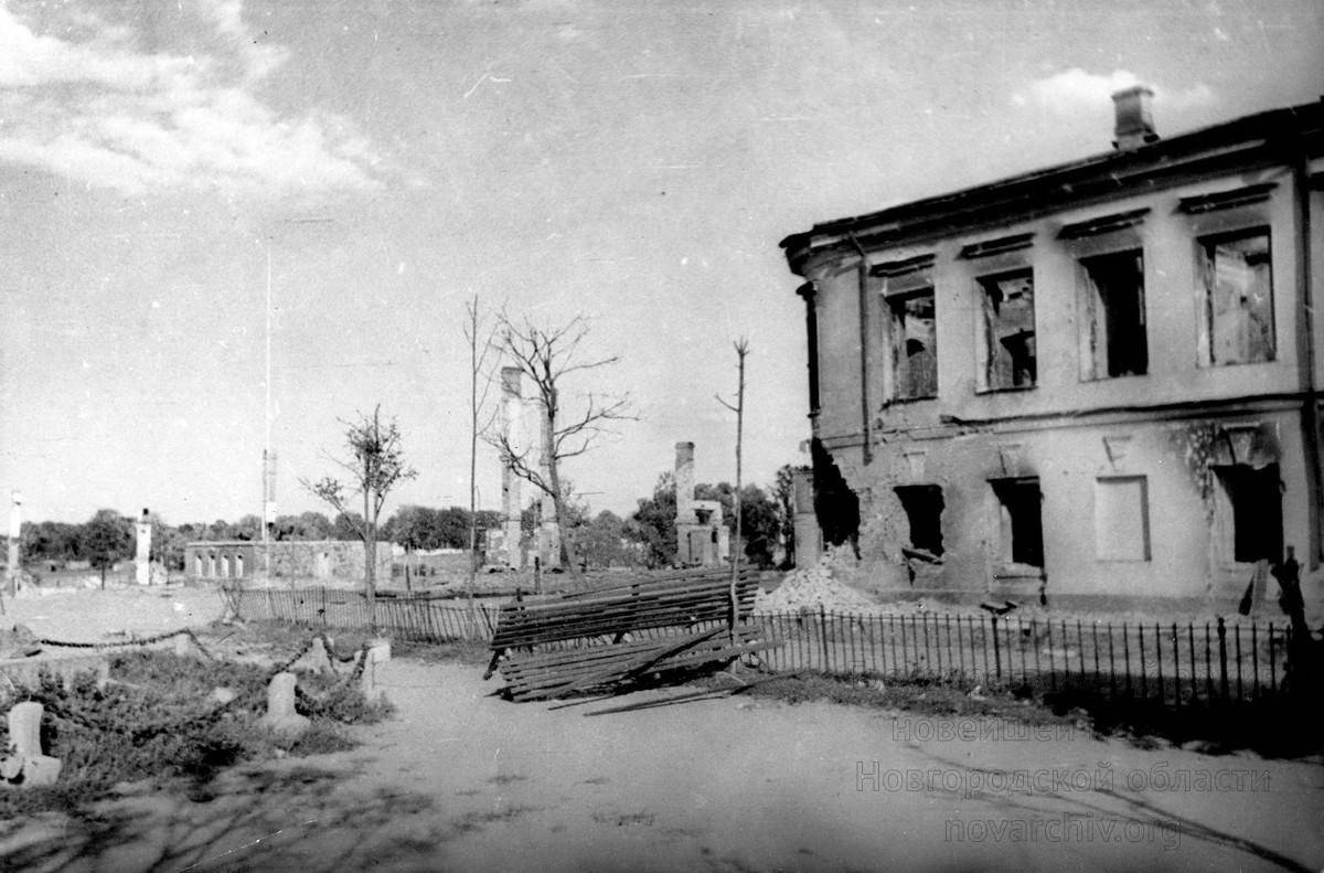 Сожжённые в ходе боевых действий дома в Сольцах. Июль 1941 года.