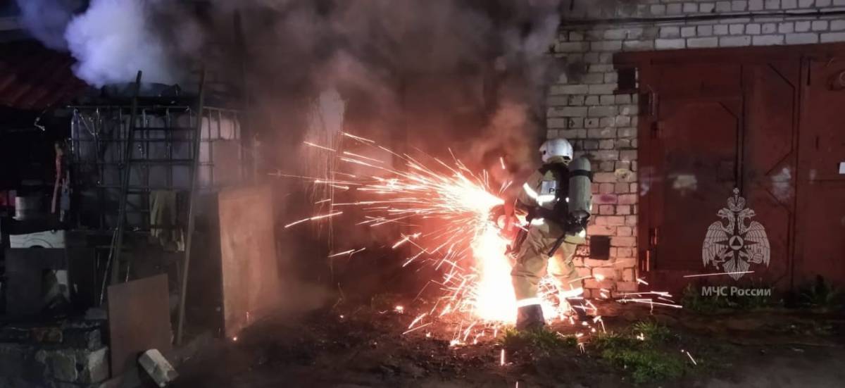 Пожар на Московской улице Великого Новгорода повредил четыре гаража, пострадал человек