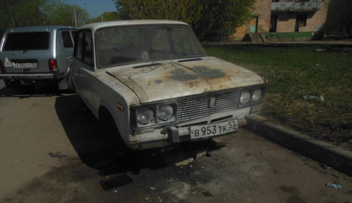 Власти Великого Новгорода ищут хозяев двух брошенных автомобилей