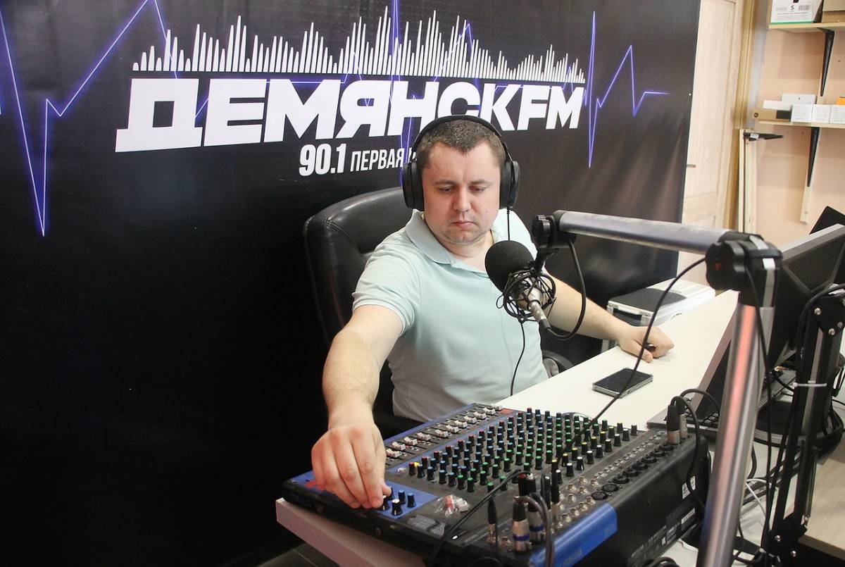 Евгений Кузнецов сам читает новости в эфире радиостанции.