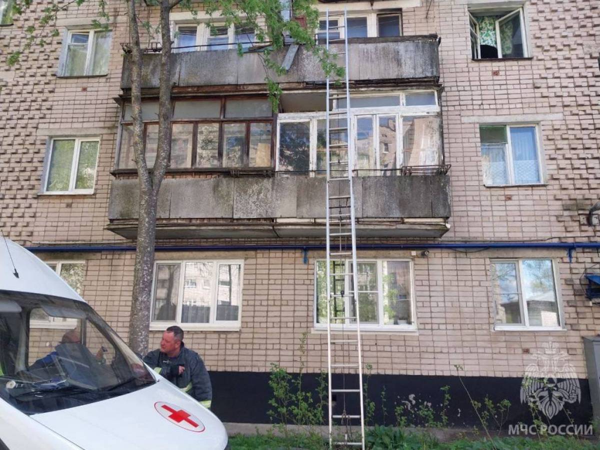 При помощи трёхколенной лестницы новгородские пожарные спасли мужчину, который находился на балконе горевшей квартиры на третьем этаже.