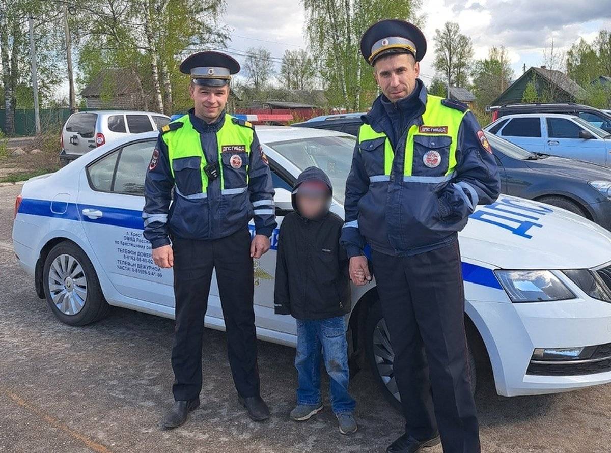 Мальчика обнаружили инспекторы ДПС Алексей Данный и Сергей Давыдов.