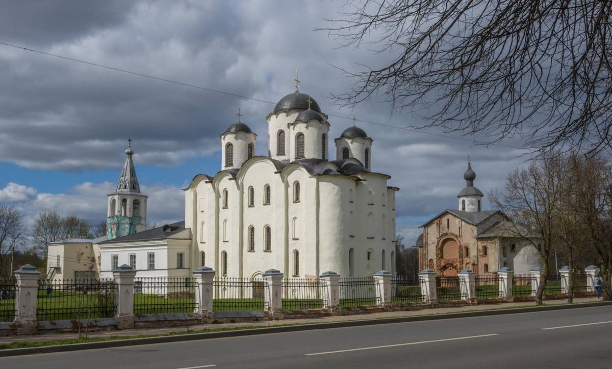 Никольский собор посвящён Николаю Мирликийскому, одному из самых чтимых на Руси святых.
